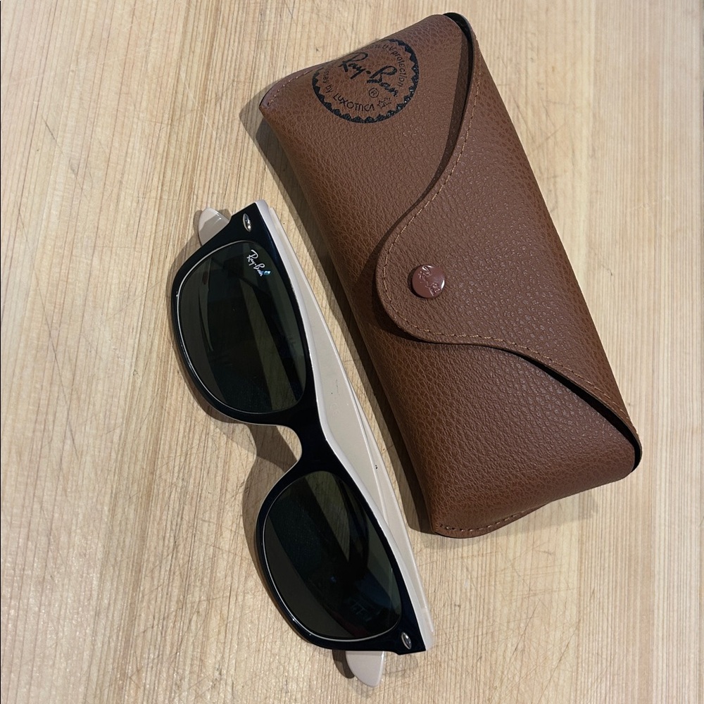 Ray-Ban Wayfarer Black and Beige Sunglasses with leather case RB2132-52